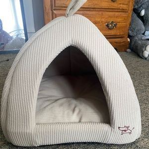 Dog/ cat bed with pullout bed